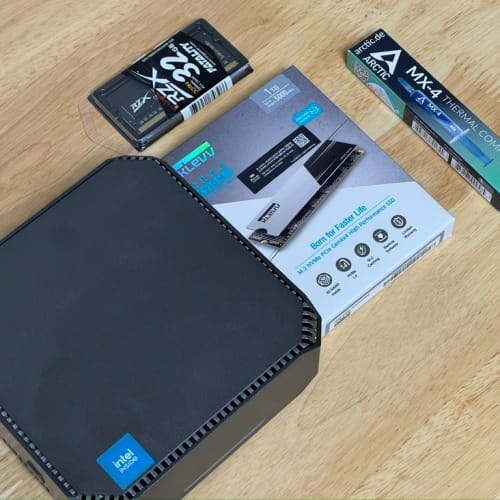 왼쪽부터 제 현재 PC, KLEVV 의 1TB SSD, RZX의 32GB RAM, ARCTIC MX-4 서멀 구리스
